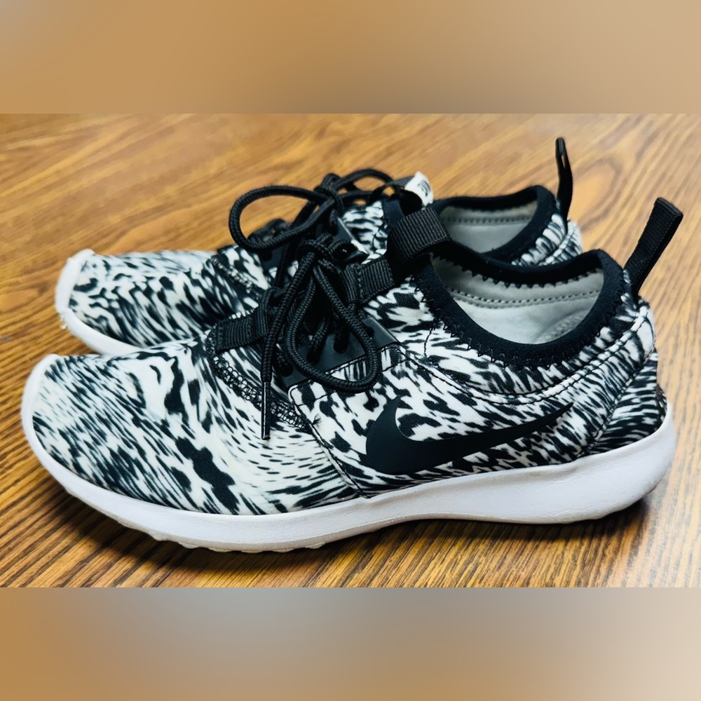 Nike Women’s size 5.5 Black and White